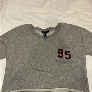 Forever 21 Kids Gray Short-Sleeve Tee with Maroon '95 Patch